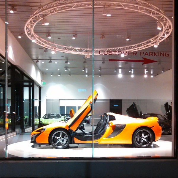 Foto tirada no(a) McLaren Auto Gallery Beverly Hills por Christine M. em 10/3/2014