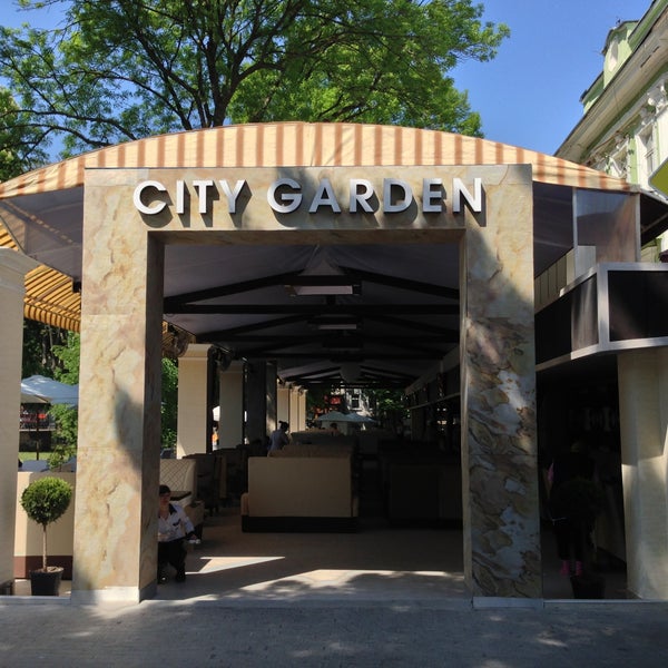 5/7/2013 tarihinde Григорий Ф.ziyaretçi tarafından City Garden Restaurant &amp; Lounge'de çekilen fotoğraf