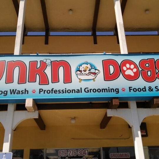 Photo taken at Dunk&#39;n Dogs Dogwash and Professional Grooming by Mig O. on 3/15/2014