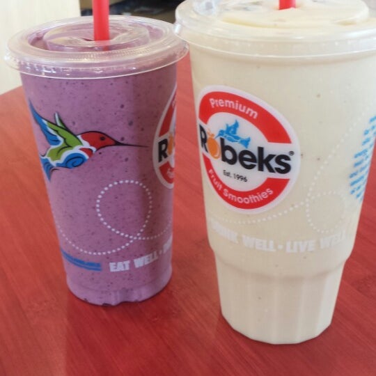 Photo taken at Robeks Fresh Juices &amp; Smoothies by Andrew D. on 11/10/2013