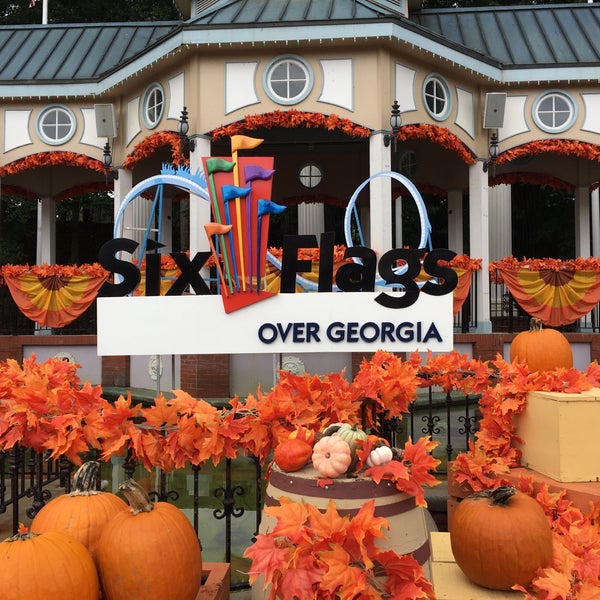 Photo taken at Six Flags Over Georgia by Aleyda B. on 10/13/2020