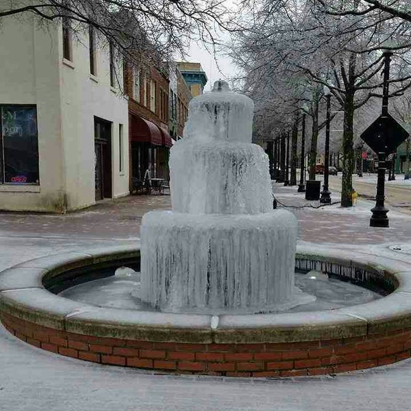 2/17/2015 tarihinde Joe R.ziyaretçi tarafından Downtown Fayetteville'de çekilen fotoğraf