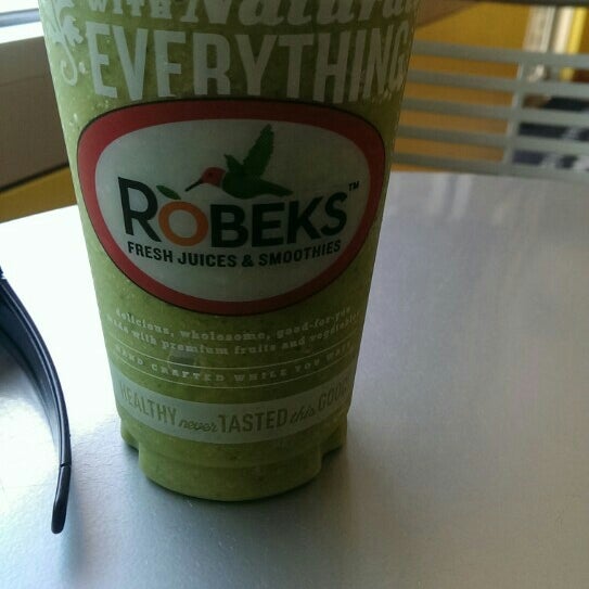 Foto tirada no(a) Robeks Fresh Juices &amp; Smoothies por Joe R. em 5/30/2015