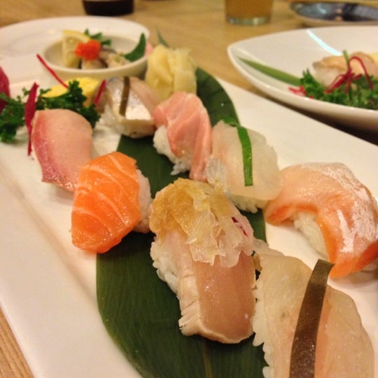Foto tomada en Toshi Sushi  por Johnason S. el 10/11/2012