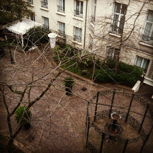 Das Foto wurde bei Hôtel Les Jardins du Marais von Bo Tina S. am 11/5/2012 aufgenommen