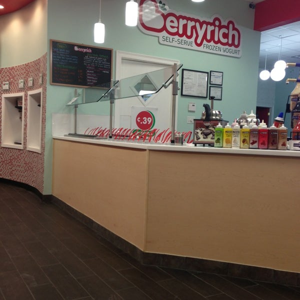 รูปภาพถ่ายที่ Berryrich Frozen Yogurt โดย Ferney L. เมื่อ 2/26/2013