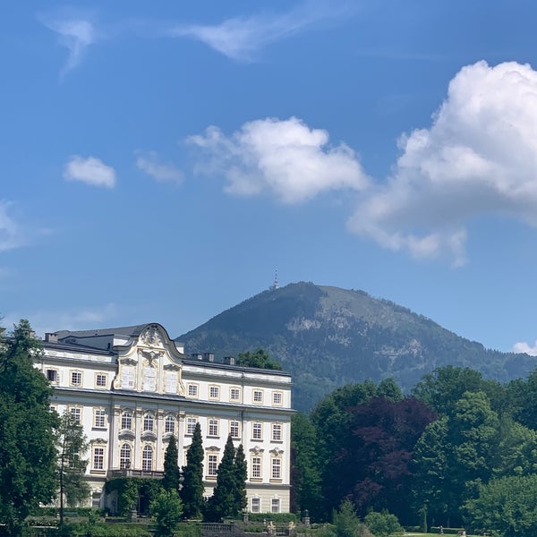 Foto diambil di Hotel Schloss Leopoldskron oleh Hyunkee S. pada 5/26/2019