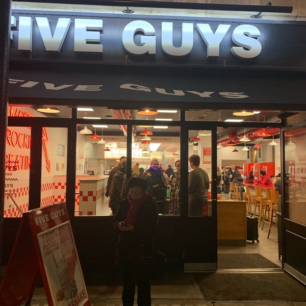 Foto diambil di Five Guys oleh Hyunkee S. pada 2/18/2019