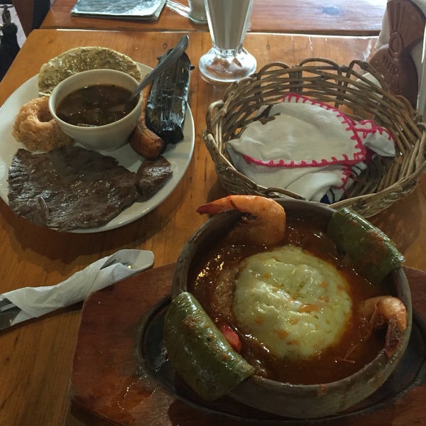 La atención la comida y los precios el lugar un excelente lugar