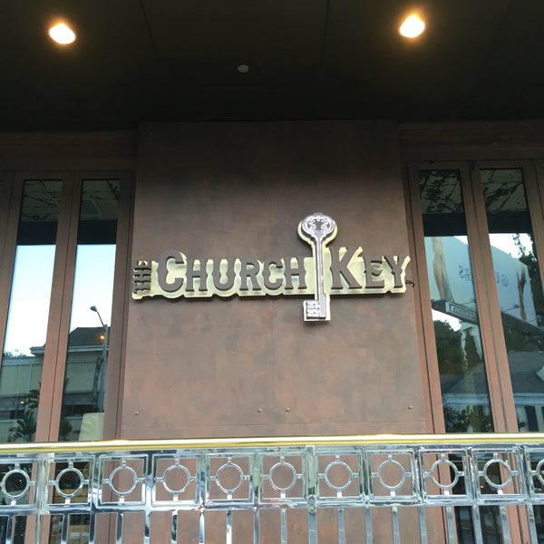 Das Foto wurde bei The Church Key von Glitterati Tours am 7/9/2016 aufgenommen