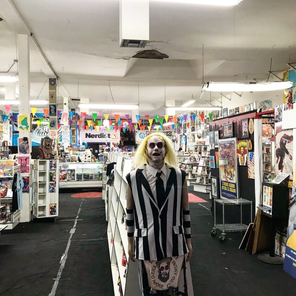 Photo taken at Meltdown Comics and Collectibles by Glitterati Tours on 12/3/2017