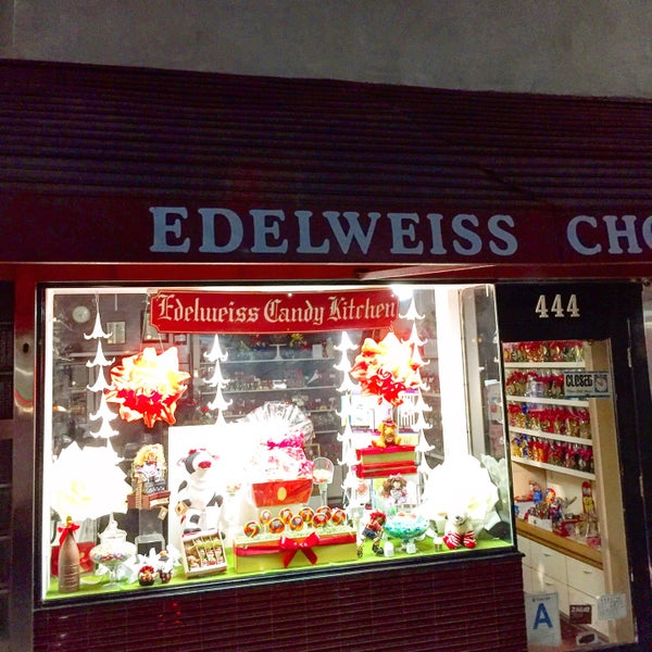 รูปภาพถ่ายที่ Edelweiss Chocolates โดย Glitterati Tours เมื่อ 6/14/2017