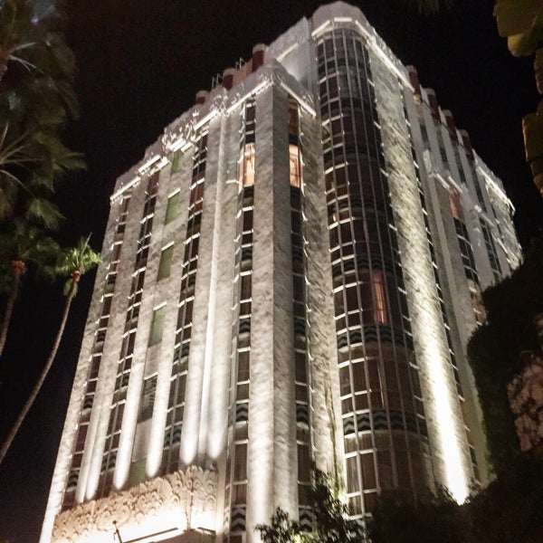 Photo taken at Sunset Tower Hotel by Glitterati Tours on 2/11/2017