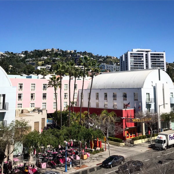 Das Foto wurde bei Ramada Plaza West Hollywood Hotel and Suites von Glitterati Tours am 3/27/2018 aufgenommen