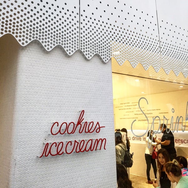 Photo taken at Sprinkles Beverly Hills Ice Cream by Glitterati Tours on 8/5/2016