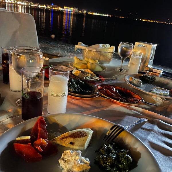 Foto diambil di İstasyon Restaurant oleh Burak pada 6/24/2022