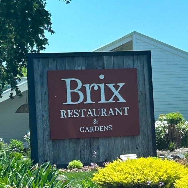 Foto diambil di Brix Restaurant and Gardens oleh Regina H. pada 5/27/2023