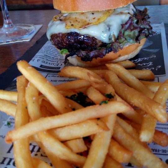 รูปภาพถ่ายที่ Max Fifty Burger &amp; Bar โดย Mario V. เมื่อ 7/29/2014