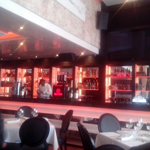 Foto diambil di Grappa Restaurant, Terrace &amp; Supper Club oleh Mario V. pada 7/5/2013