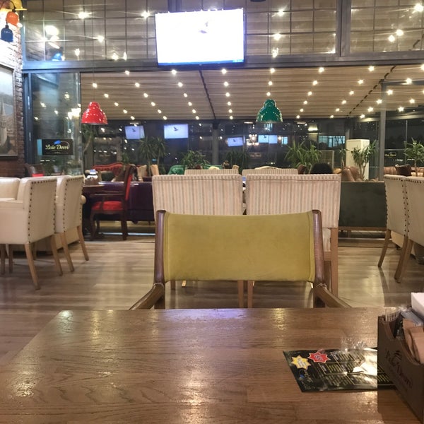 Foto tirada no(a) Lale Devri Shisha Lounge por Emre A. em 5/7/2019