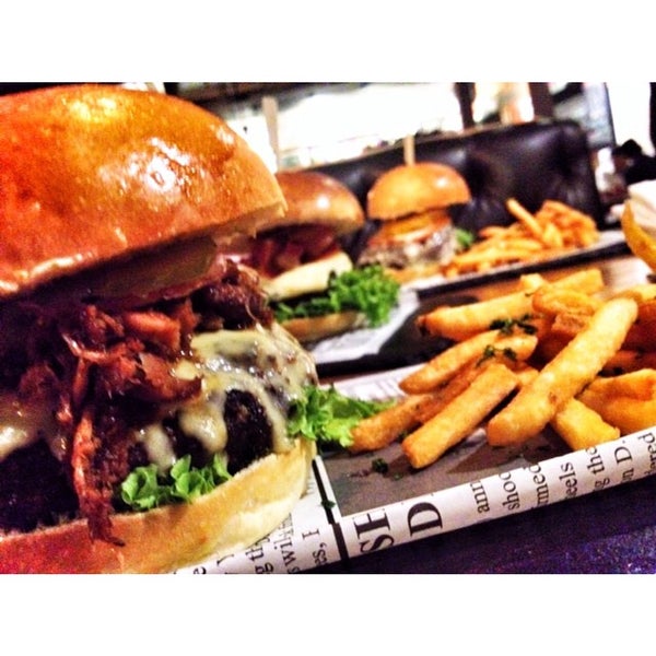 Foto diambil di Max Fifty Burger &amp; Bar oleh Jaime A. pada 10/15/2014