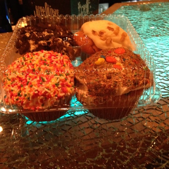 11/22/2012 tarihinde Shawn K.ziyaretçi tarafından Colossal Cupcakes'de çekilen fotoğraf