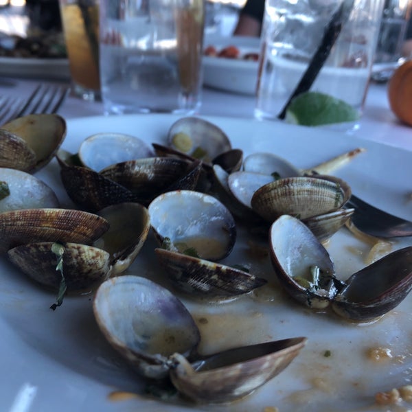 Foto diambil di Waterfront Restaurant oleh Jeff E. pada 10/5/2019