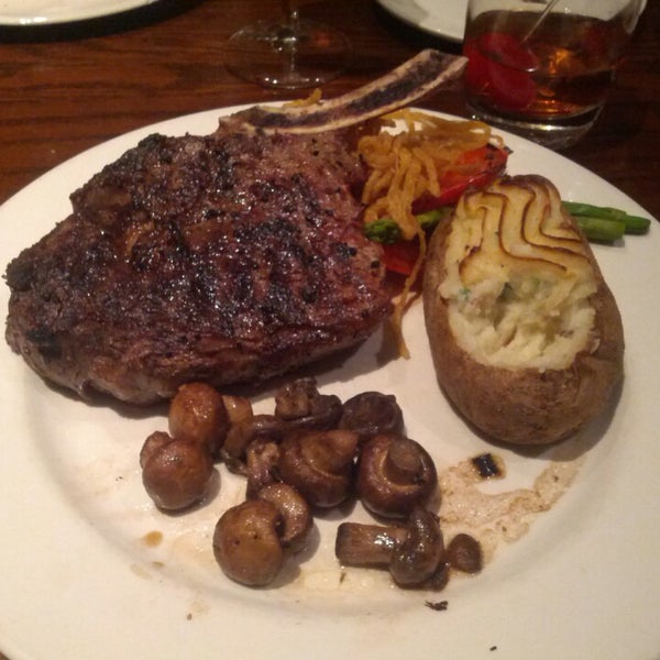 Photo prise au The Keg Steakhouse + Bar - Windsor Riverside par Mike P. le5/19/2013