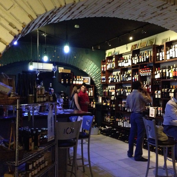 Foto tirada no(a) 101 Wine Bar + Boutique por Hernan em 7/31/2014