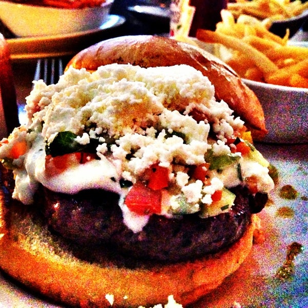 Foto diambil di 5 Napkin Burger oleh dyan L. pada 7/28/2013