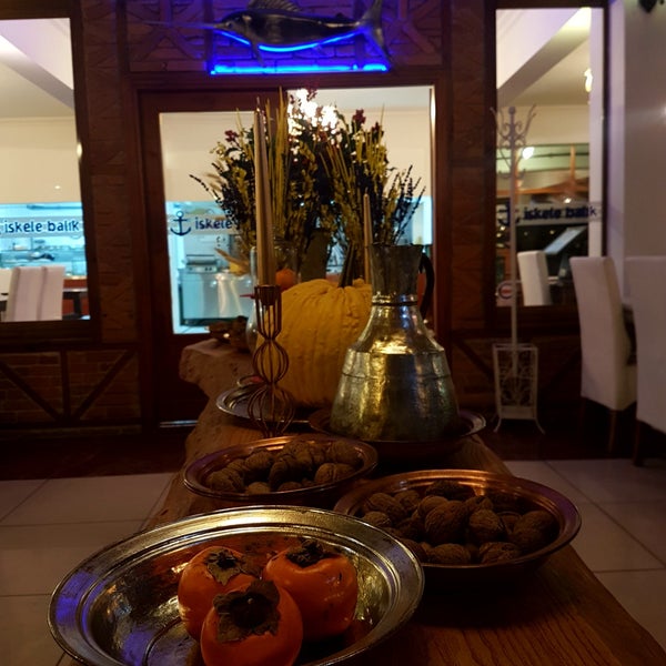 รูปภาพถ่ายที่ İskele Et &amp; Balık Restaurant โดย meryem d. เมื่อ 12/10/2017