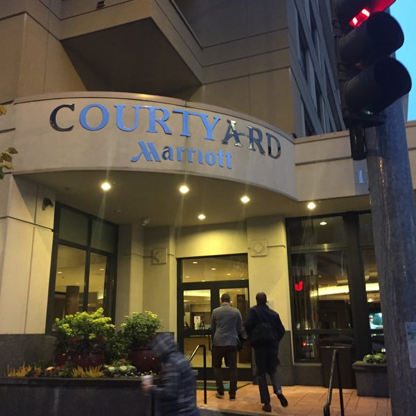 Foto tirada no(a) Courtyard by Marriott Seattle Bellevue/Downtown por Michael L. em 10/23/2016