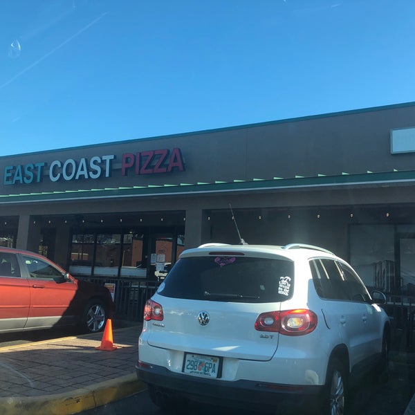 Das Foto wurde bei East Coast Pizza von Jaqi Moon . am 3/13/2018 aufgenommen