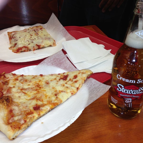 Снимок сделан в Polito&#39;s Pizza пользователем Robert F. 5/14/2013