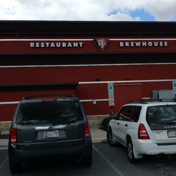 Photo taken at BJ&#39;s Restaurant &amp; Brewhouse by Mike B. on 4/21/2019