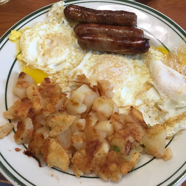 Photo taken at Squire&#39;s Diner by Leonardo Tiberius ⛵ on 8/13/2016