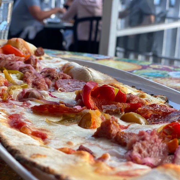 Foto diambil di Calzone&#39;s Pizza Cucina oleh Leonardo Tiberius ⛵ pada 9/17/2020