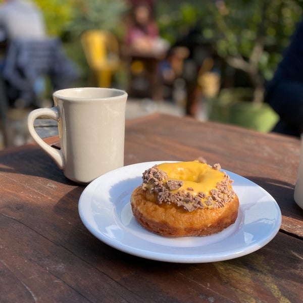 Foto diambil di Dynamo Donut &amp; Coffee oleh Leonardo Tiberius ⛵ pada 1/26/2020