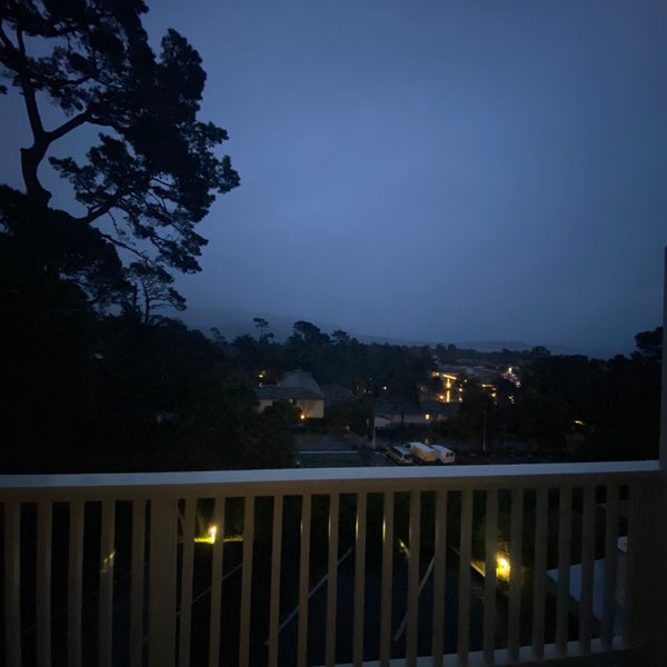 Foto diambil di Carmel Bay View Inn oleh Leonardo Tiberius ⛵ pada 12/26/2019