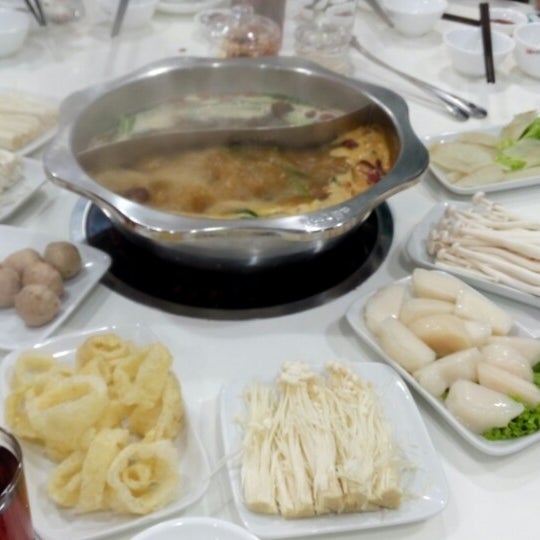 Foto scattata a (小肥羊槟城火锅城) Xiao Fei Yang (PG) Steamboat Restaurant da 👑SiewPingx il 2/28/2015