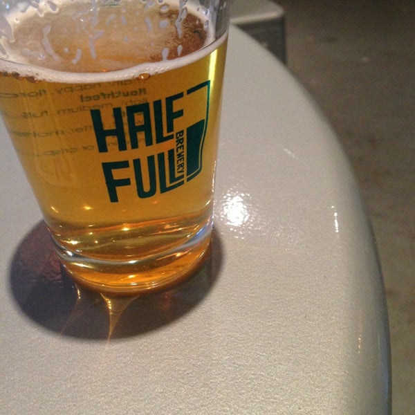 รูปภาพถ่ายที่ Half Full Brewery โดย Eddie B. เมื่อ 2/8/2013