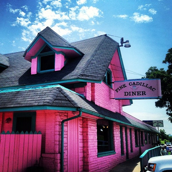 Foto tirada no(a) The Pink Cadillac Diner por Charlie M. em 7/3/2013