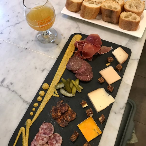 Craft Beer & Grill Cheeses ❤️ Always a great selection of beers and cheeses - perfect place for a casual lunch or dinner