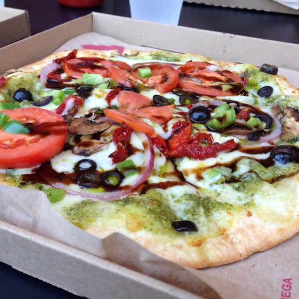 รูปภาพถ่ายที่ Mod Pizza โดย Max M. เมื่อ 8/6/2014