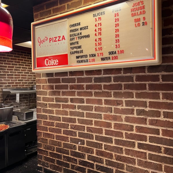 12/23/2022 tarihinde Max M.ziyaretçi tarafından Joe&#39;s Pizza'de çekilen fotoğraf