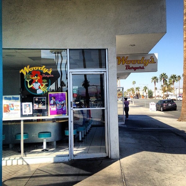 Foto tomada en Woody&#39;s Burgers &amp; Beer  por Sy O. el 2/19/2014