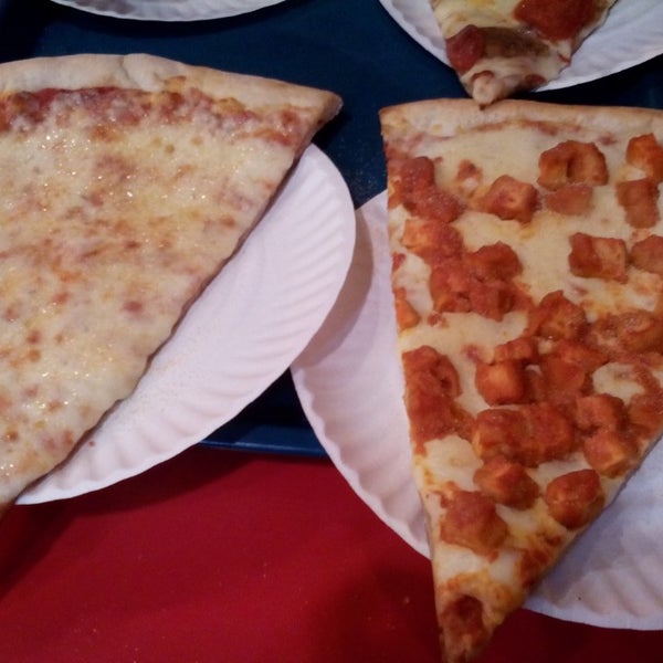 Снимок сделан в Famous Amadeus Pizza - Madison Square Garden пользователем John J. 7/6/2014