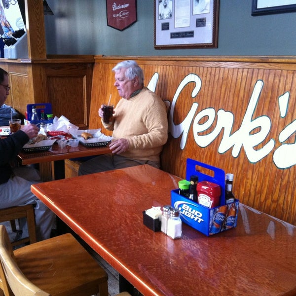 2/20/2013 tarihinde @followfrannie B.ziyaretçi tarafından MaGerks Pub &amp; Grill'de çekilen fotoğraf