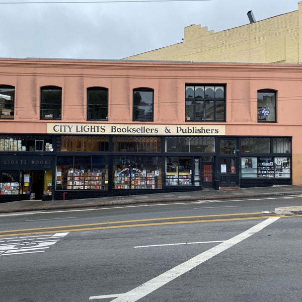 รูปภาพถ่ายที่ City Lights Bookstore โดย Liliii เมื่อ 11/5/2022