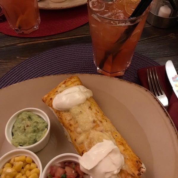 Хорошая мексиканская кухня, большой выбор коктейлей. Бар не слишком заполнен. Неплохое место